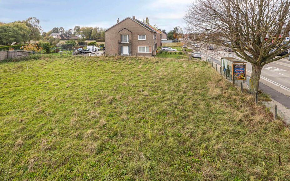 Halfopen bouwgrond te koop in Asse – centrale ligging!
Leemans Immobiliën biedt u  deze bouwgrond aan van 5a 30ca (Lot 1), ideale ligging in een centraal gelegen buurt van Asse. Deze grond is geschikt voor het oprichten van een halfopen bebouwing en co