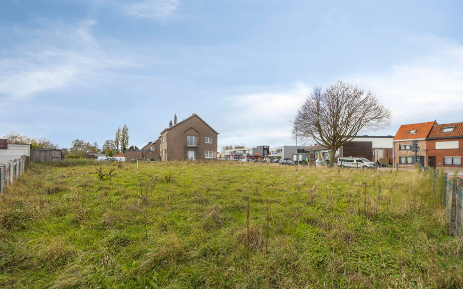 Halfopen bouwgrond te koop in Asse – centrale ligging!
Leemans Immobiliën biedt u  deze bouwgrond aan van 5a 30ca (Lot 1), ideale ligging in een centraal gelegen buurt van Asse. Deze grond is geschikt voor het oprichten van een halfopen bebouwing en co