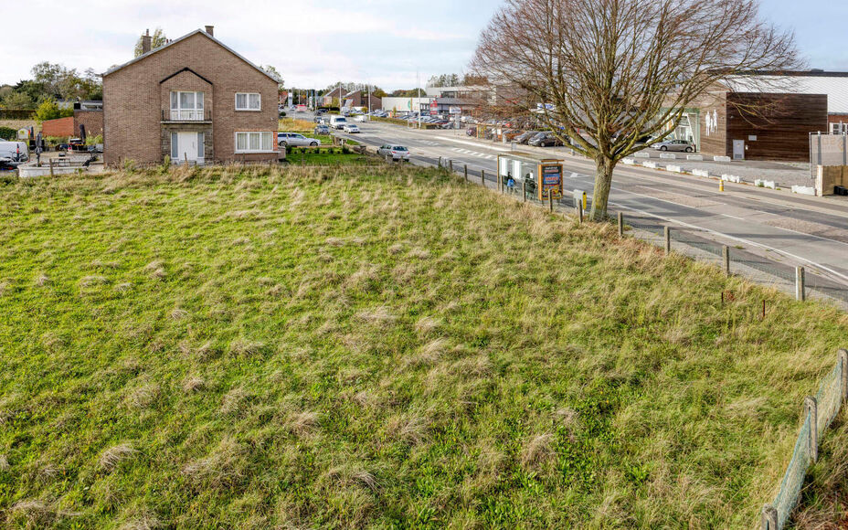 Halfopen bouwgrond te koop in Asse – centrale ligging!
Leemans Immobiliën biedt u  deze bouwgrond aan van 5a 30ca (Lot 1), ideale ligging in een centraal gelegen buurt van Asse. Deze grond is geschikt voor het oprichten van een halfopen bebouwing en co