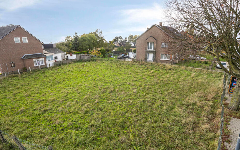 Halfopen bouwgrond te koop in Asse – centrale ligging!
Leemans Immobiliën biedt u  deze bouwgrond aan van 5a 30ca (Lot 1), ideale ligging in een centraal gelegen buurt van Asse. Deze grond is geschikt voor het oprichten van een halfopen bebouwing en co