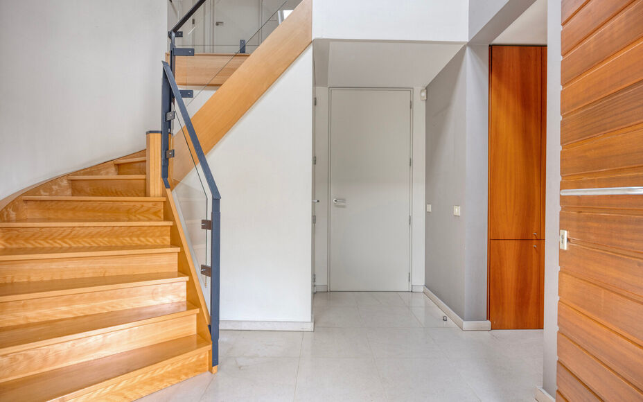 Leemans Immobiliën presenteert u  deze exclusieve villa, gelegen op een uitzonderlijke toplocatie in Asse. Deze stijlvolle residentie combineert een rustige, landelijke omgeving met een uitstekende bereikbaarheid, waardoor winkels, scholen, sportfacilite