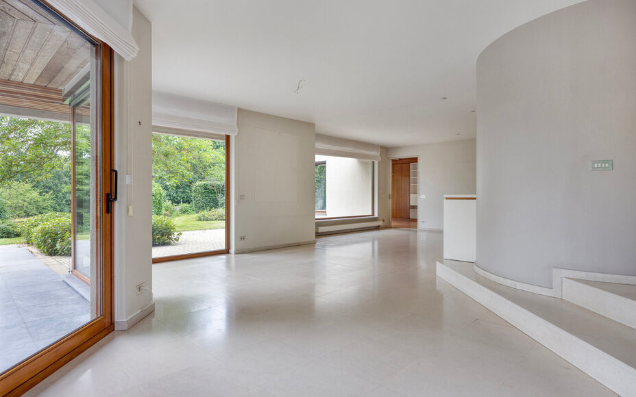 Leemans Immobiliën presenteert u  deze exclusieve villa, gelegen op een uitzonderlijke toplocatie in Asse. Deze stijlvolle residentie combineert een rustige, landelijke omgeving met een uitstekende bereikbaarheid, waardoor winkels, scholen, sportfacilite