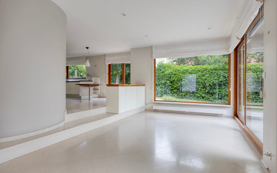 Leemans Immobiliën presenteert u  deze exclusieve villa, gelegen op een uitzonderlijke toplocatie in Asse. Deze stijlvolle residentie combineert een rustige, landelijke omgeving met een uitstekende bereikbaarheid, waardoor winkels, scholen, sportfacilite