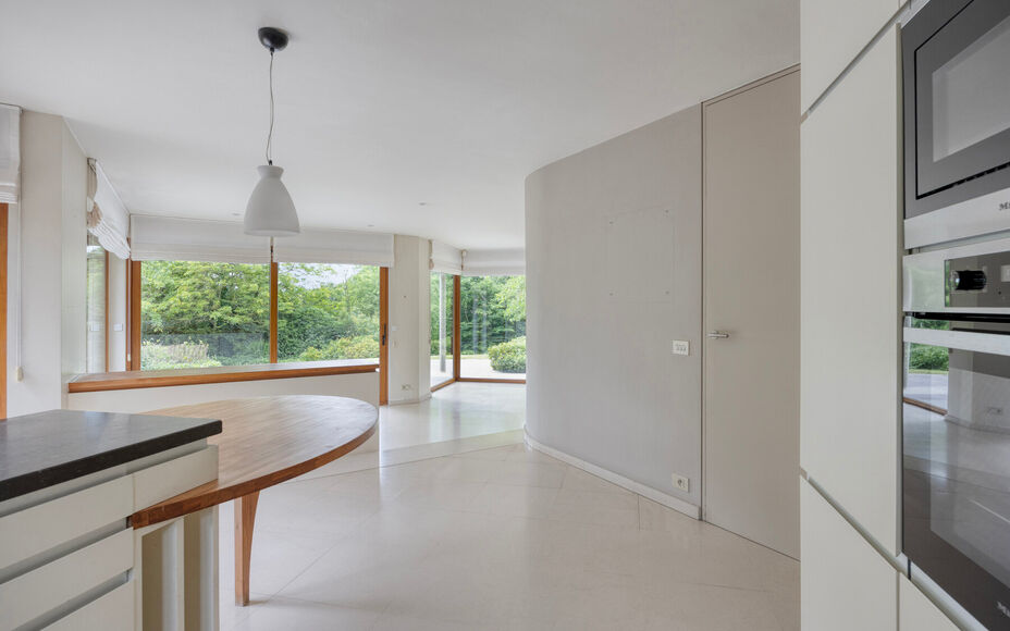 Leemans Immobiliën presenteert u  deze exclusieve villa, gelegen op een uitzonderlijke toplocatie in Asse. Deze stijlvolle residentie combineert een rustige, landelijke omgeving met een uitstekende bereikbaarheid, waardoor winkels, scholen, sportfacilite