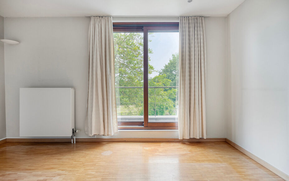 Leemans Immobiliën presenteert u  deze exclusieve villa, gelegen op een uitzonderlijke toplocatie in Asse. Deze stijlvolle residentie combineert een rustige, landelijke omgeving met een uitstekende bereikbaarheid, waardoor winkels, scholen, sportfacilite