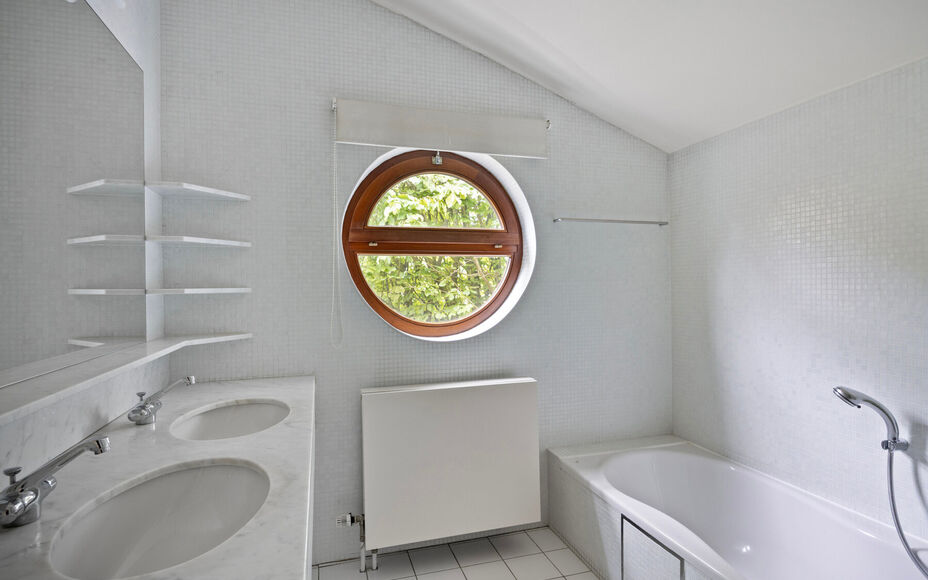 Leemans Immobiliën presenteert u  deze exclusieve villa, gelegen op een uitzonderlijke toplocatie in Asse. Deze stijlvolle residentie combineert een rustige, landelijke omgeving met een uitstekende bereikbaarheid, waardoor winkels, scholen, sportfacilite