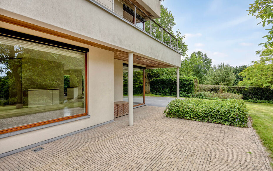 Leemans Immobiliën presenteert u  deze exclusieve villa, gelegen op een uitzonderlijke toplocatie in Asse. Deze stijlvolle residentie combineert een rustige, landelijke omgeving met een uitstekende bereikbaarheid, waardoor winkels, scholen, sportfacilite