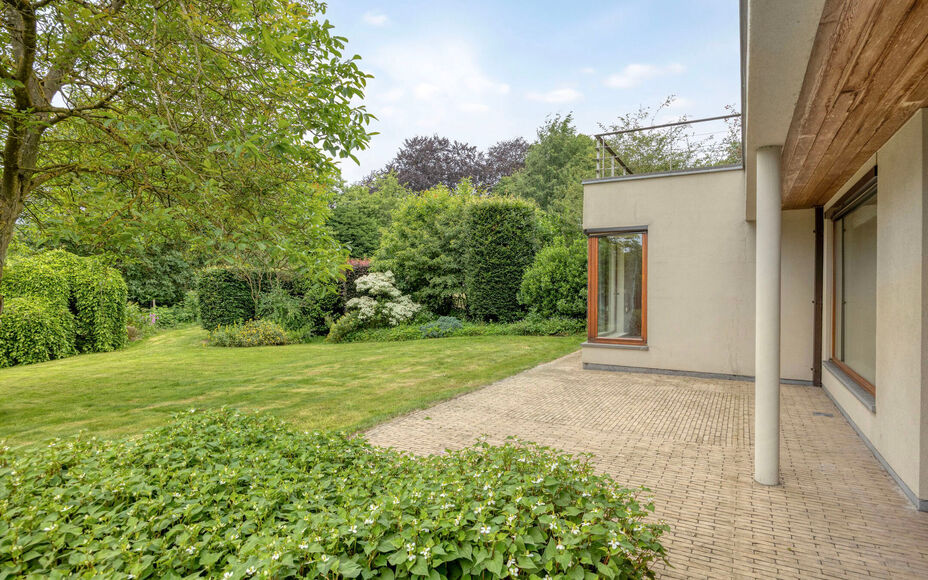 Leemans Immobiliën presenteert u  deze exclusieve villa, gelegen op een uitzonderlijke toplocatie in Asse. Deze stijlvolle residentie combineert een rustige, landelijke omgeving met een uitstekende bereikbaarheid, waardoor winkels, scholen, sportfacilite