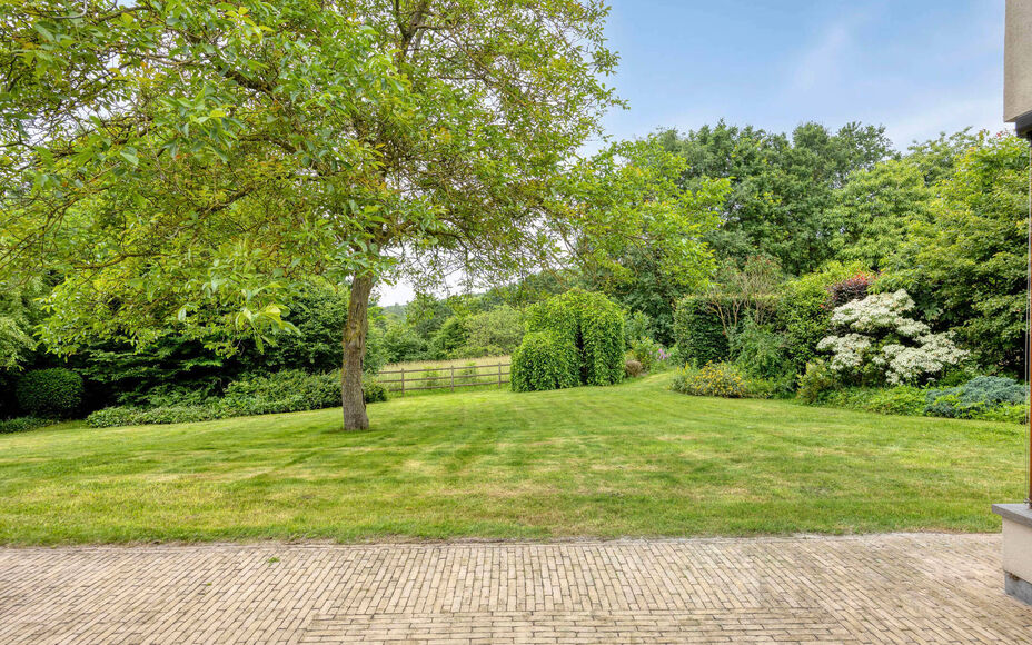 Leemans Immobiliën presenteert u  deze exclusieve villa, gelegen op een uitzonderlijke toplocatie in Asse. Deze stijlvolle residentie combineert een rustige, landelijke omgeving met een uitstekende bereikbaarheid, waardoor winkels, scholen, sportfacilite