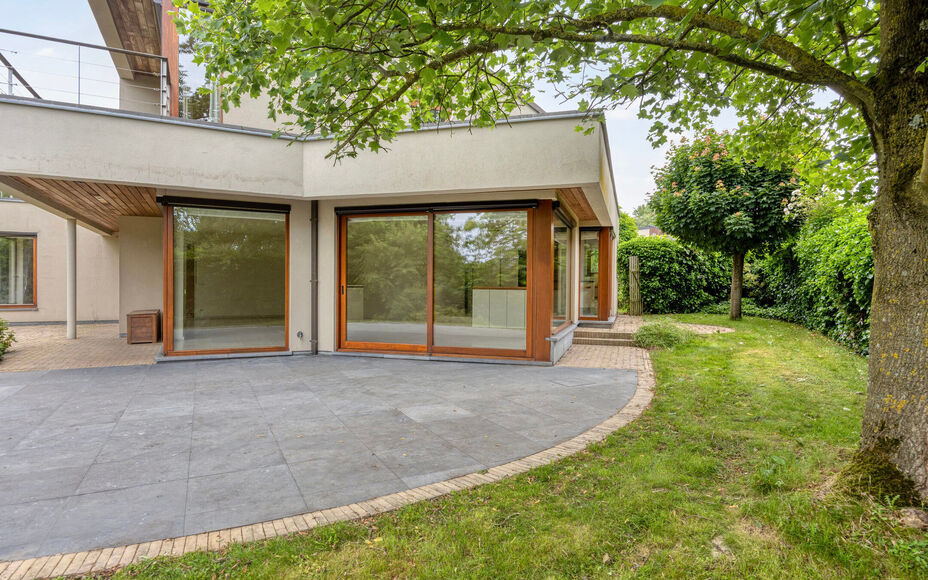 Leemans Immobiliën presenteert u  deze exclusieve villa, gelegen op een uitzonderlijke toplocatie in Asse. Deze stijlvolle residentie combineert een rustige, landelijke omgeving met een uitstekende bereikbaarheid, waardoor winkels, scholen, sportfacilite