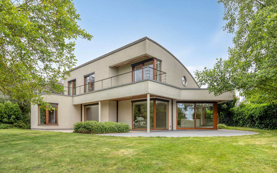 Leemans Immobiliën presenteert u  deze exclusieve villa, gelegen op een uitzonderlijke toplocatie in Asse. Deze stijlvolle residentie combineert een rustige, landelijke omgeving met een uitstekende bereikbaarheid, waardoor winkels, scholen, sportfacilite
