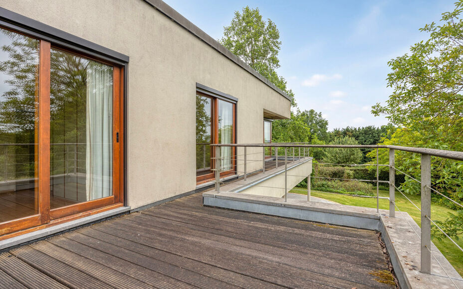 Leemans Immobiliën presenteert u  deze exclusieve villa, gelegen op een uitzonderlijke toplocatie in Asse. Deze stijlvolle residentie combineert een rustige, landelijke omgeving met een uitstekende bereikbaarheid, waardoor winkels, scholen, sportfacilite