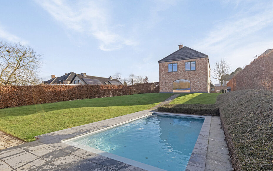 Leemans Immobiliën presenteert u met trots deze instapklare villa, gelegen in een rustige omgeving en toch dicht bij het centrum van Asse. Deze uitzonderlijke woning combineert rust, ruimte en een uitstekende bereikbaarheid met nabijgelegen winkels, scho