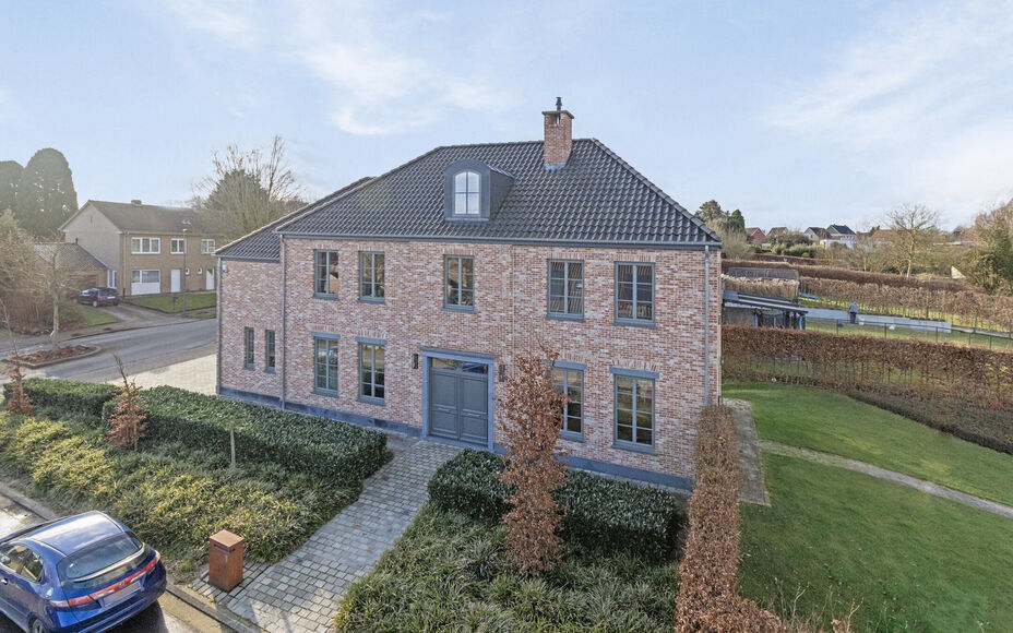 Leemans Immobiliën presenteert u met trots deze instapklare villa, gelegen in een rustige omgeving en toch dicht bij het centrum van Asse. Deze uitzonderlijke woning combineert rust, ruimte en een uitstekende bereikbaarheid met nabijgelegen winkels, scho