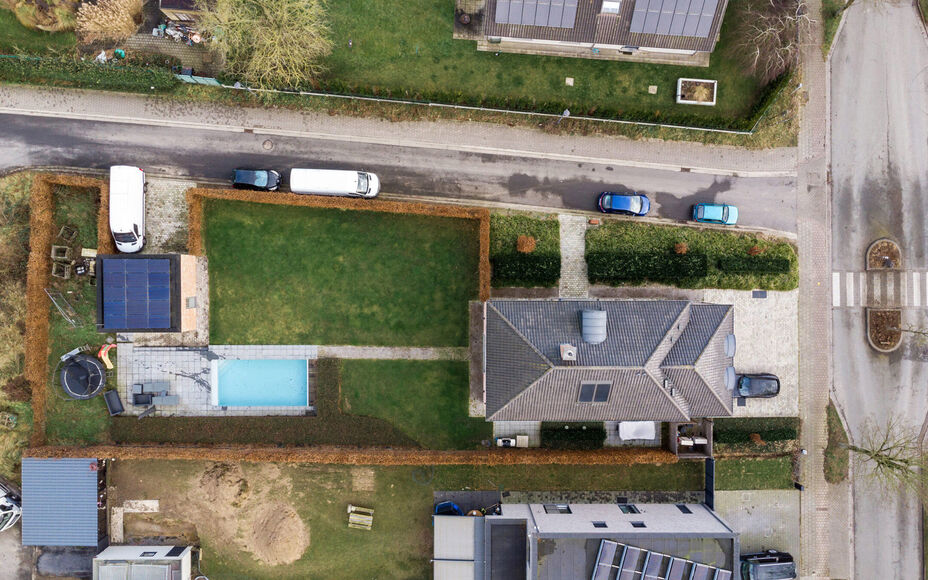 Leemans Immobiliën presenteert u met trots deze instapklare villa, gelegen in een rustige omgeving en toch dicht bij het centrum van Asse. Deze uitzonderlijke woning combineert rust, ruimte en een uitstekende bereikbaarheid met nabijgelegen winkels, scho
