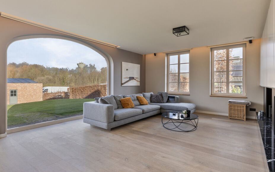 Leemans Immobiliën presenteert u met trots deze instapklare villa, gelegen in een rustige omgeving en toch dicht bij het centrum van Asse. Deze uitzonderlijke woning combineert rust, ruimte en een uitstekende bereikbaarheid met nabijgelegen winkels, scho