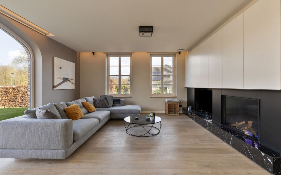 Leemans Immobiliën presenteert u met trots deze instapklare villa, gelegen in een rustige omgeving en toch dicht bij het centrum van Asse. Deze uitzonderlijke woning combineert rust, ruimte en een uitstekende bereikbaarheid met nabijgelegen winkels, scho