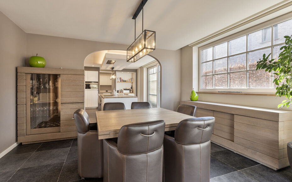 Leemans Immobiliën presenteert u met trots deze instapklare villa, gelegen in een rustige omgeving en toch dicht bij het centrum van Asse. Deze uitzonderlijke woning combineert rust, ruimte en een uitstekende bereikbaarheid met nabijgelegen winkels, scho
