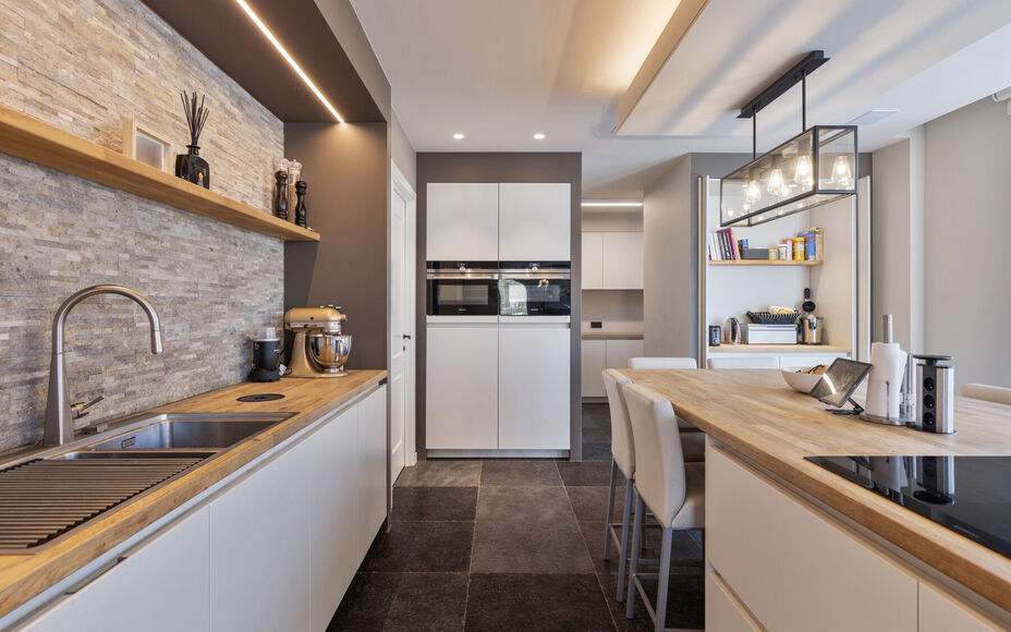 Leemans Immobiliën presenteert u met trots deze instapklare villa, gelegen in een rustige omgeving en toch dicht bij het centrum van Asse. Deze uitzonderlijke woning combineert rust, ruimte en een uitstekende bereikbaarheid met nabijgelegen winkels, scho