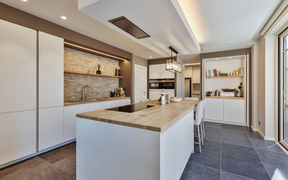 Leemans Immobiliën presenteert u met trots deze instapklare villa, gelegen in een rustige omgeving en toch dicht bij het centrum van Asse. Deze uitzonderlijke woning combineert rust, ruimte en een uitstekende bereikbaarheid met nabijgelegen winkels, scho