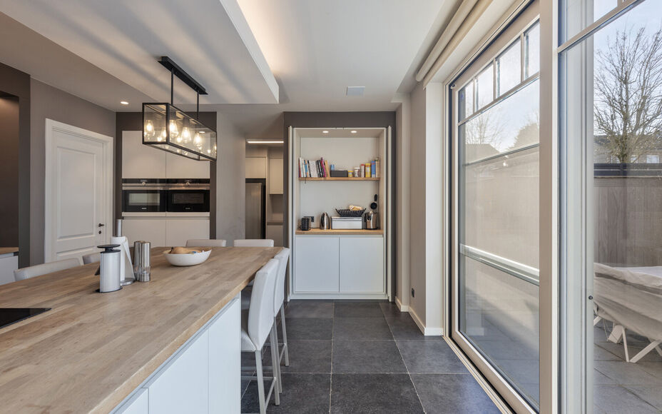Leemans Immobiliën presenteert u met trots deze instapklare villa, gelegen in een rustige omgeving en toch dicht bij het centrum van Asse. Deze uitzonderlijke woning combineert rust, ruimte en een uitstekende bereikbaarheid met nabijgelegen winkels, scho
