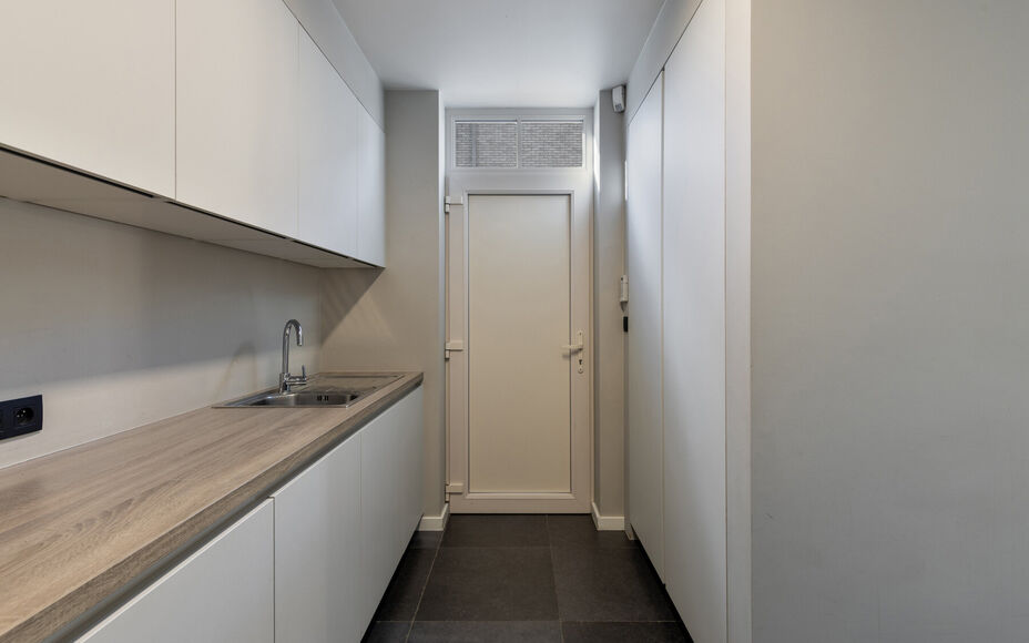 Leemans Immobiliën presenteert u met trots deze instapklare villa, gelegen in een rustige omgeving en toch dicht bij het centrum van Asse. Deze uitzonderlijke woning combineert rust, ruimte en een uitstekende bereikbaarheid met nabijgelegen winkels, scho