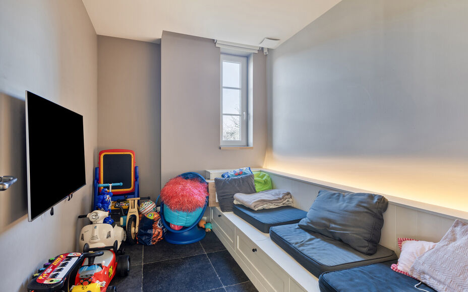 Leemans Immobiliën presenteert u met trots deze instapklare villa, gelegen in een rustige omgeving en toch dicht bij het centrum van Asse. Deze uitzonderlijke woning combineert rust, ruimte en een uitstekende bereikbaarheid met nabijgelegen winkels, scho