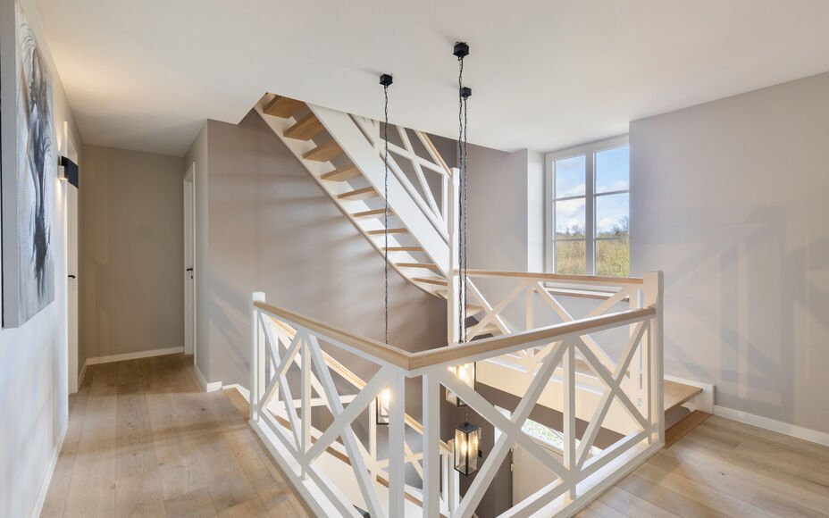 Leemans Immobiliën presenteert u met trots deze instapklare villa, gelegen in een rustige omgeving en toch dicht bij het centrum van Asse. Deze uitzonderlijke woning combineert rust, ruimte en een uitstekende bereikbaarheid met nabijgelegen winkels, scho