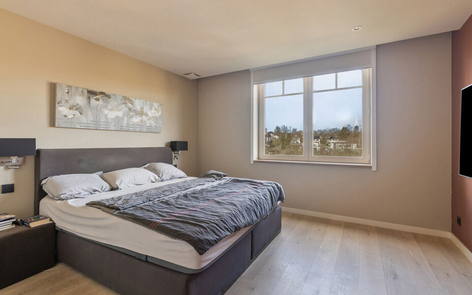 Leemans Immobiliën presenteert u met trots deze instapklare villa, gelegen in een rustige omgeving en toch dicht bij het centrum van Asse. Deze uitzonderlijke woning combineert rust, ruimte en een uitstekende bereikbaarheid met nabijgelegen winkels, scho