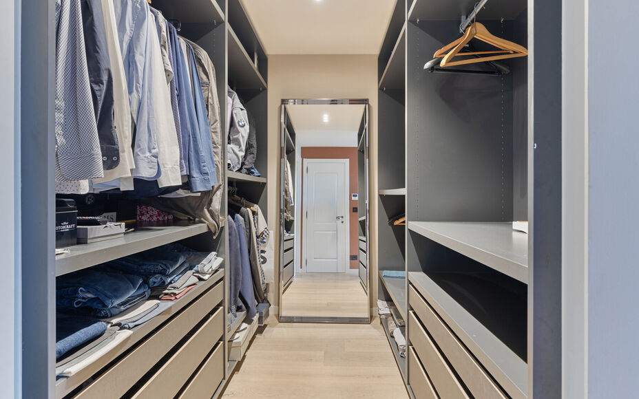 Leemans Immobiliën presenteert u met trots deze instapklare villa, gelegen in een rustige omgeving en toch dicht bij het centrum van Asse. Deze uitzonderlijke woning combineert rust, ruimte en een uitstekende bereikbaarheid met nabijgelegen winkels, scho