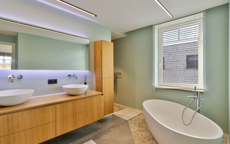 Leemans Immobiliën presenteert u met trots deze instapklare villa, gelegen in een rustige omgeving en toch dicht bij het centrum van Asse. Deze uitzonderlijke woning combineert rust, ruimte en een uitstekende bereikbaarheid met nabijgelegen winkels, scho