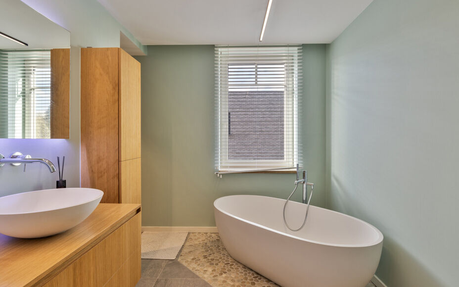 Leemans Immobiliën presenteert u met trots deze instapklare villa, gelegen in een rustige omgeving en toch dicht bij het centrum van Asse. Deze uitzonderlijke woning combineert rust, ruimte en een uitstekende bereikbaarheid met nabijgelegen winkels, scho