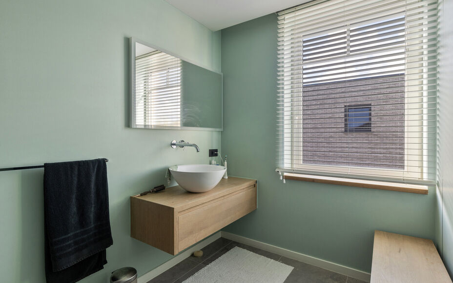 Leemans Immobiliën presenteert u met trots deze instapklare villa, gelegen in een rustige omgeving en toch dicht bij het centrum van Asse. Deze uitzonderlijke woning combineert rust, ruimte en een uitstekende bereikbaarheid met nabijgelegen winkels, scho