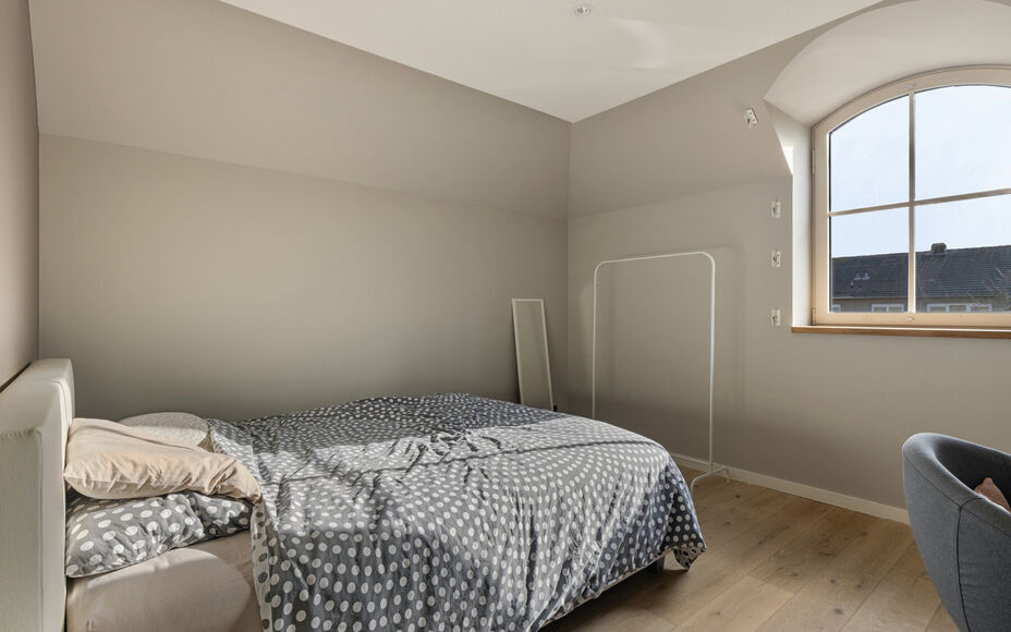 Leemans Immobiliën presenteert u met trots deze instapklare villa, gelegen in een rustige omgeving en toch dicht bij het centrum van Asse. Deze uitzonderlijke woning combineert rust, ruimte en een uitstekende bereikbaarheid met nabijgelegen winkels, scho