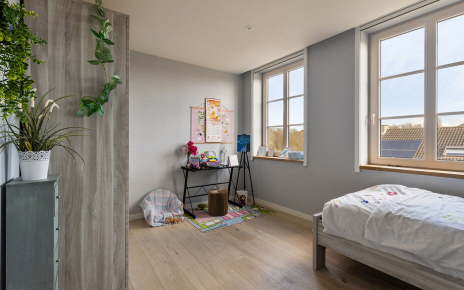 Leemans Immobiliën presenteert u met trots deze instapklare villa, gelegen in een rustige omgeving en toch dicht bij het centrum van Asse. Deze uitzonderlijke woning combineert rust, ruimte en een uitstekende bereikbaarheid met nabijgelegen winkels, scho