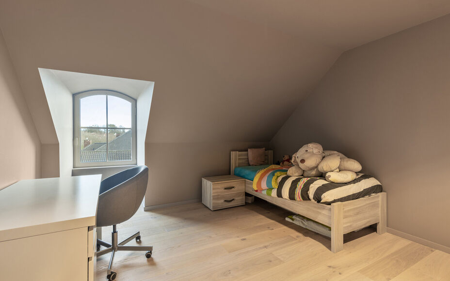 Leemans Immobiliën presenteert u met trots deze instapklare villa, gelegen in een rustige omgeving en toch dicht bij het centrum van Asse. Deze uitzonderlijke woning combineert rust, ruimte en een uitstekende bereikbaarheid met nabijgelegen winkels, scho