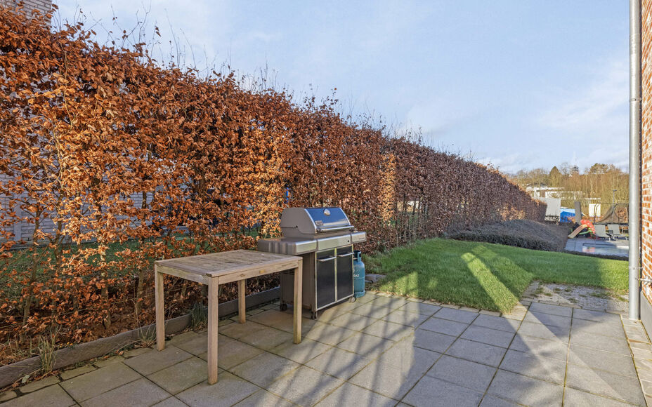 Leemans Immobiliën presenteert u met trots deze instapklare villa, gelegen in een rustige omgeving en toch dicht bij het centrum van Asse. Deze uitzonderlijke woning combineert rust, ruimte en een uitstekende bereikbaarheid met nabijgelegen winkels, scho