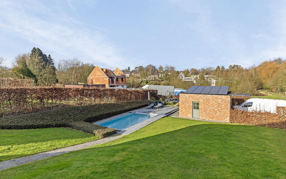 Leemans Immobiliën presenteert u met trots deze instapklare villa, gelegen in een rustige omgeving en toch dicht bij het centrum van Asse. Deze uitzonderlijke woning combineert rust, ruimte en een uitstekende bereikbaarheid met nabijgelegen winkels, scho
