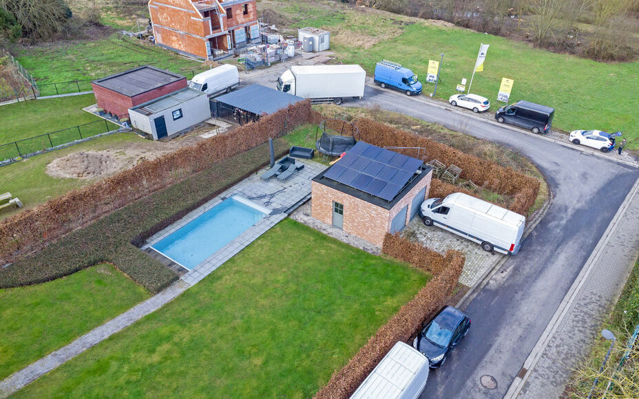 Leemans Immobiliën presenteert u met trots deze instapklare villa, gelegen in een rustige omgeving en toch dicht bij het centrum van Asse. Deze uitzonderlijke woning combineert rust, ruimte en een uitstekende bereikbaarheid met nabijgelegen winkels, scho