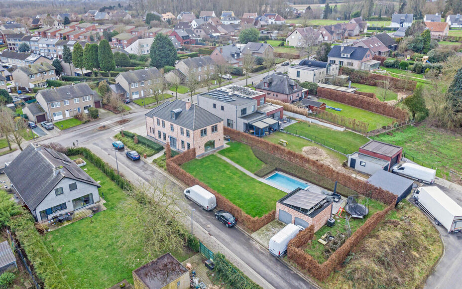 Leemans Immobiliën presenteert u met trots deze instapklare villa, gelegen in een rustige omgeving en toch dicht bij het centrum van Asse. Deze uitzonderlijke woning combineert rust, ruimte en een uitstekende bereikbaarheid met nabijgelegen winkels, scho