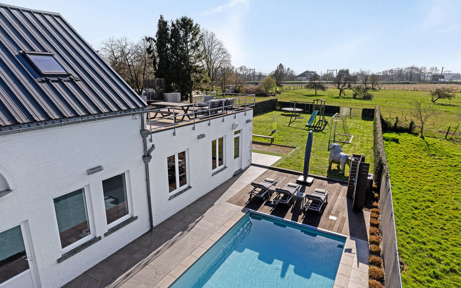 Leemans Immobiliën presenteert u  deze uitzonderlijke en veelzijdige woning met loods en showroom, gelegen op een toplocatie in Asse. De perfecte combinatie van wonen, werken en genieten – op wandelafstand van winkels, scholen, openbaar vervoer, sportf