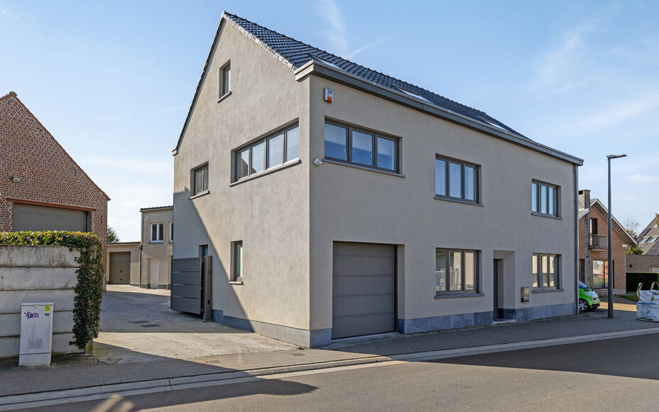 Leemans Immobiliën presenteert u  deze uitzonderlijke en veelzijdige woning met loods en showroom, gelegen op een toplocatie in Asse. De perfecte combinatie van wonen, werken en genieten – op wandelafstand van winkels, scholen, openbaar vervoer, sportf