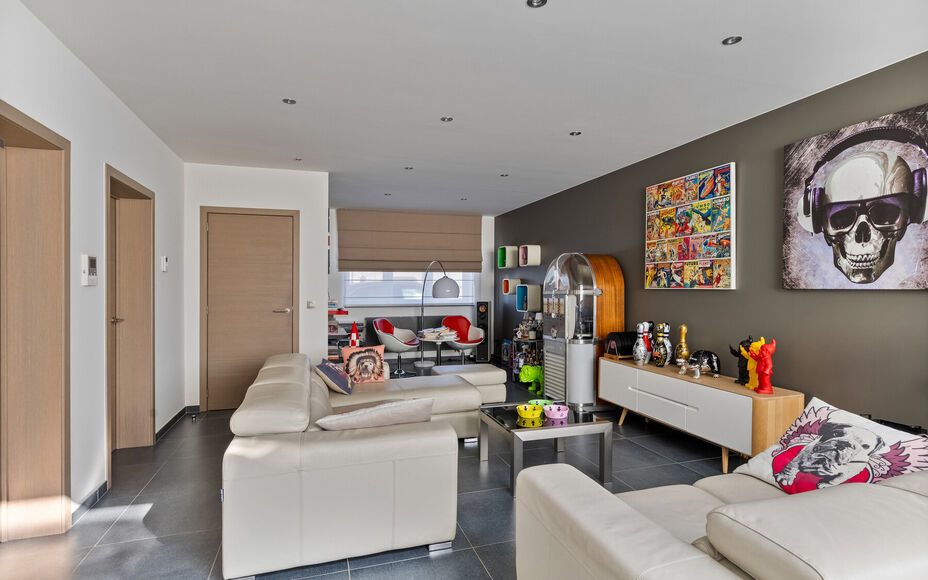 Leemans Immobiliën presenteert u  deze uitzonderlijke en veelzijdige woning met loods en showroom, gelegen op een toplocatie in Asse. De perfecte combinatie van wonen, werken en genieten – op wandelafstand van winkels, scholen, openbaar vervoer, sportf