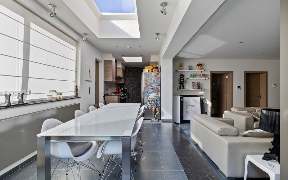 Leemans Immobiliën presenteert u  deze uitzonderlijke en veelzijdige woning met loods en showroom, gelegen op een toplocatie in Asse. De perfecte combinatie van wonen, werken en genieten – op wandelafstand van winkels, scholen, openbaar vervoer, sportf