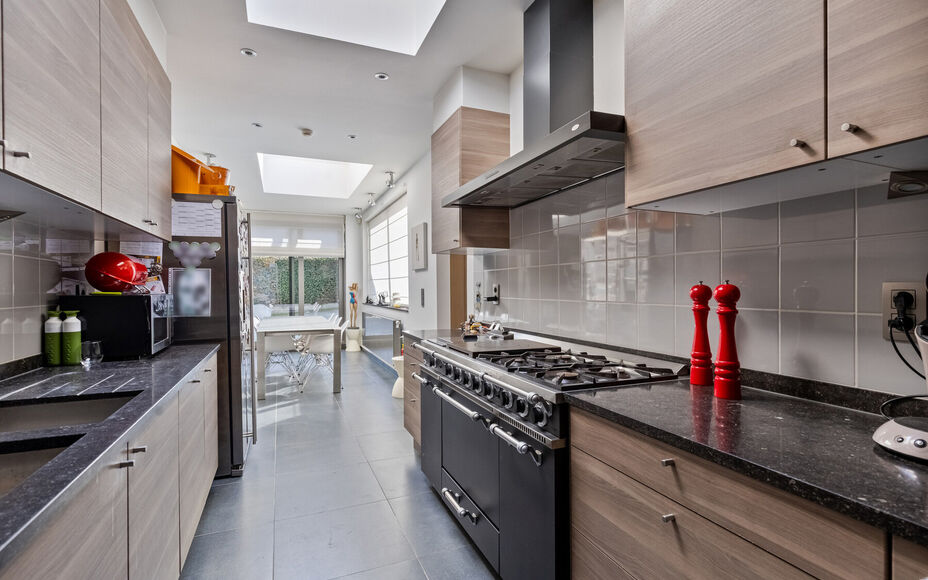 Leemans Immobiliën presenteert u  deze uitzonderlijke en veelzijdige woning met loods en showroom, gelegen op een toplocatie in Asse. De perfecte combinatie van wonen, werken en genieten – op wandelafstand van winkels, scholen, openbaar vervoer, sportf