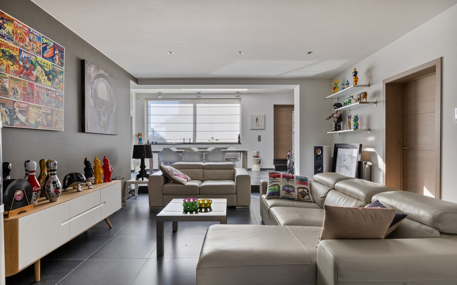 Leemans Immobiliën presenteert u  deze uitzonderlijke en veelzijdige woning met loods en showroom, gelegen op een toplocatie in Asse. De perfecte combinatie van wonen, werken en genieten – op wandelafstand van winkels, scholen, openbaar vervoer, sportf