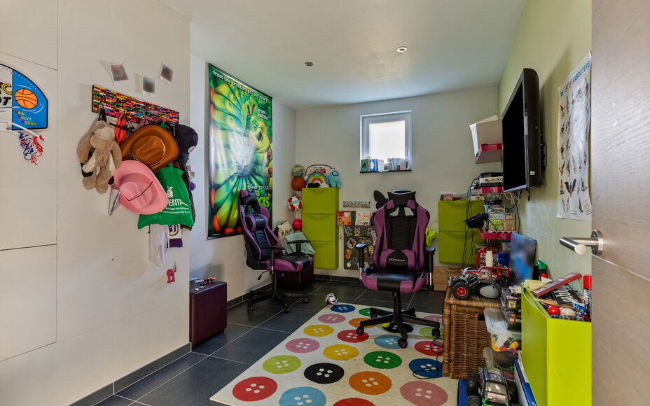 Leemans Immobiliën presenteert u  deze uitzonderlijke en veelzijdige woning met loods en showroom, gelegen op een toplocatie in Asse. De perfecte combinatie van wonen, werken en genieten – op wandelafstand van winkels, scholen, openbaar vervoer, sportf