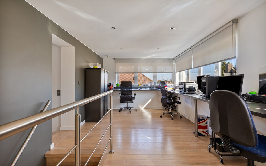 Leemans Immobiliën presenteert u  deze uitzonderlijke en veelzijdige woning met loods en showroom, gelegen op een toplocatie in Asse. De perfecte combinatie van wonen, werken en genieten – op wandelafstand van winkels, scholen, openbaar vervoer, sportf