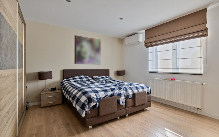 Leemans Immobiliën presenteert u  deze uitzonderlijke en veelzijdige woning met loods en showroom, gelegen op een toplocatie in Asse. De perfecte combinatie van wonen, werken en genieten – op wandelafstand van winkels, scholen, openbaar vervoer, sportf