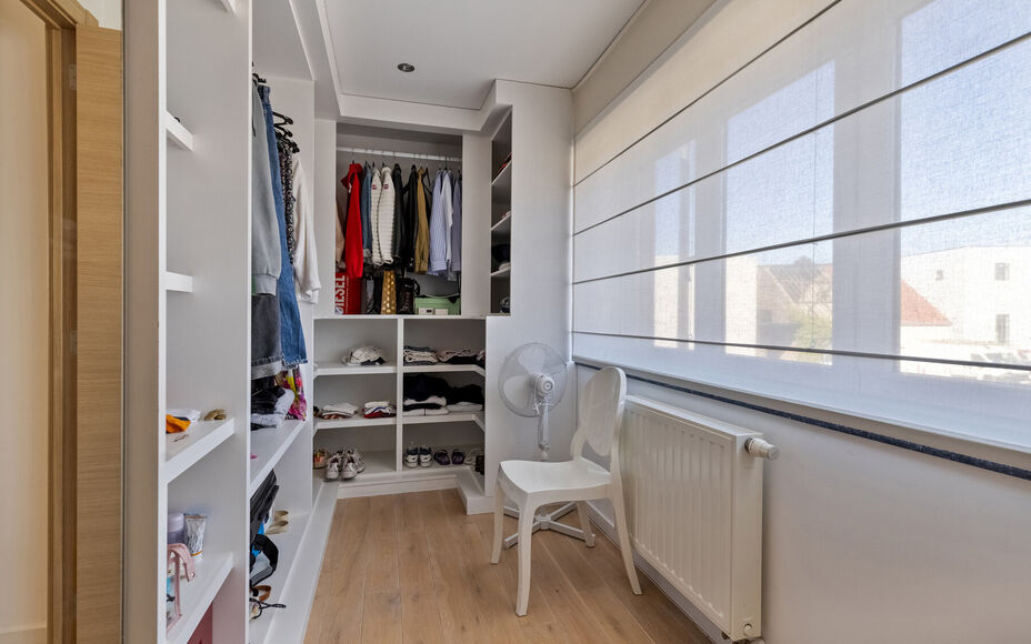 Leemans Immobiliën presenteert u  deze uitzonderlijke en veelzijdige woning met loods en showroom, gelegen op een toplocatie in Asse. De perfecte combinatie van wonen, werken en genieten – op wandelafstand van winkels, scholen, openbaar vervoer, sportf